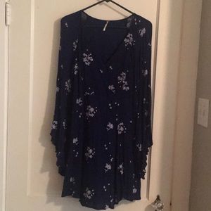 Bell-sleeve v neck navy floral print dress